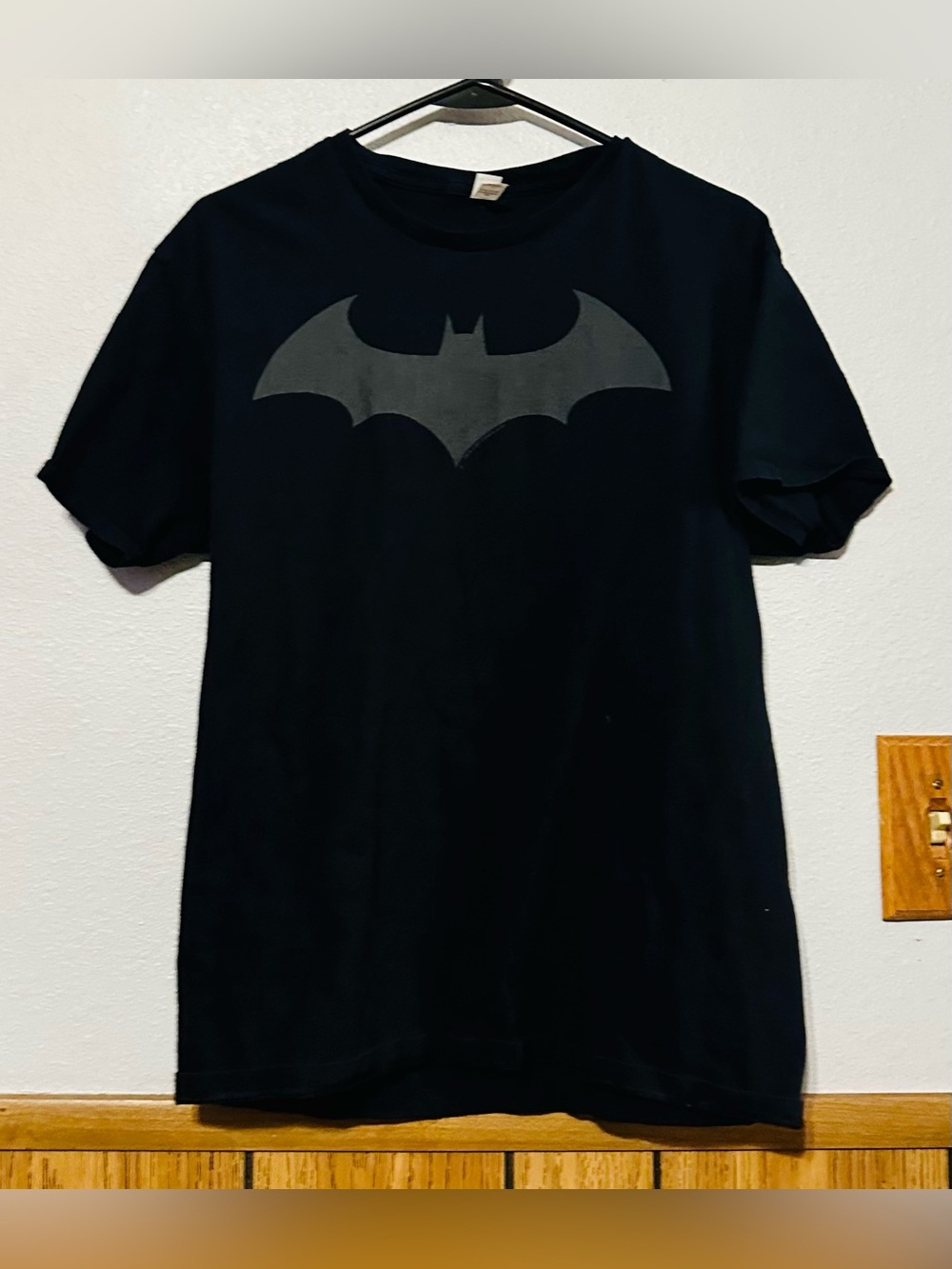 Fruit of the Loom men size MEDIUM Black Batman Graphic Logo Short-Sleeve Tee